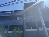 ラペルラ目黒東山2 下から見上げた建物外観、モダンなデザインの住宅