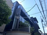 ラペルラ目黒東山2 黒系の外装にグリーンを配置したモダンな建物外観