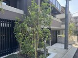ラペルラ目黒東山2 黒い門扉と緑の植栽が配されたモダンな外観エントランス