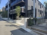 ラペルラ目黒東山2 前面道路から見たモダンな建物エントランス周り