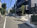 ラペルラ目黒東山2 緑に囲まれた静かな街並みから見たモダンな建物外観