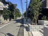 ラペルラ目黒東山2 緑に囲まれた静かな住宅街の道路から見た建物外観
