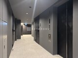 ラペルラ目黒東山2 モダンな共用廊下とエレベーター、落ち着いた色合いの設えです