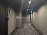 ラペルラ目黒東山2 モダンな共用廊下、複数の居住室扉が並ぶ様子