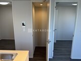 ラペルラ目黒東山2 キッチンから見たエレベーターホール付きの廊下空間