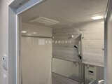 ラペルラ目黒東山2 グレーのアクセントパネルが落ち着いた印象のバスルーム