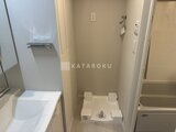 ラペルラ目黒東山2 洗面台と洗濯機置き場が並ぶコンパクトな洗面脱衣室