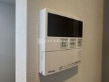 ラペルラ目黒東山2 ベージュの壁に設置されたリンナイの給湯器リモコン