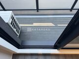 ラペルラ目黒東山2 天窓から光が差し込むモダンなリビング空間