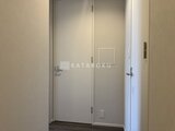 ラペルラ目黒東山2 落ち着いた色合いの玄関ホール、右奥に靴棚を備えた空間