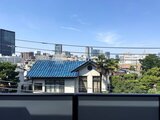 ラペルラ目黒東山2 青空を背景に都市景観を望む建物外観