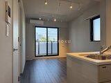 ラペルラ目黒東山2 大型窓から採光の良いオープンキッチン付きリビングダイニング