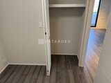 ラペルラ目黒東山2 奥行きのあるクローゼットとダークフローリングの玄関の様子
