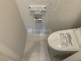 ラペルラ目黒東山2 温かみのあるトイレ空間、洗浄便座付きトイレ