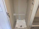 ラペルラ目黒東山2 洗濯機置き場として機能する、白い洗濯パンのある室内