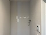 ラペルラ目黒東山2 洗濯機パンと給水栓が備わったユーティリティスペース