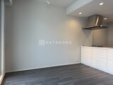 ラペルラ目黒東山2 モダンなキッチンと開放的なリビングダイニング空間