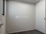 ラペルラ目黒東山2 小窓付きでモダンな内装の洋室の一角