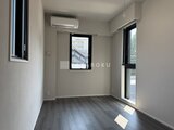 ラペルラ目黒東山2 明るい日差しが入るモダンな洋室