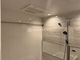 ラペルラ目黒東山2 木目調タイルと白基調でまとめた落ち着きのあるバスルーム