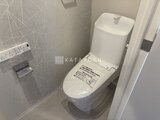ラペルラ目黒東山2 温かみのあるタイル壁に囲まれた清潔感のあるトイレ空間