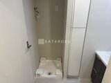 ラペルラ目黒東山2 洗濯機置き場とコンパクトに配置されたユーティリティスペース