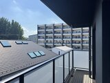 ラペルラ目黒東山2 バルコニーから見た複数棟の住宅棟と開放的な屋上空間