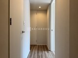 ラペルラ目黒東山2 落ち着いた色調の廊下に複数の扉が配置された間取りの様子