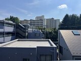 ラペルラ目黒東山2 周辺の住宅と緑に囲まれた建物の屋上からの眺望