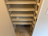 ラペルラ目黒東山2 複数の可動棚を備えた収納力のあるシューズボックス