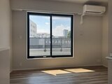 ラペルラ目黒東山2 バルコニーへ続く大きな窓から光が入る明るいリビング空間
