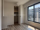 ラペルラ目黒東山2 大きな窓からの採光が心地よい洋室とウォークインクローゼット