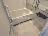 ラペルラ目黒東山2 白色の浴槽と木目調パネルが落ち着いた浴室の様子