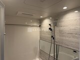 ラペルラ目黒東山2 モダンな石目調タイルと白系パネルで統一した浴室