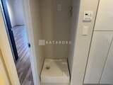 ラペルラ目黒東山2 洗濯機置きスペースと給湯器が設置された実用的なユーティリティ
