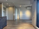ラペルラ目黒東山2 木目調フローリングと間接照明で落ち着いた印象のリビングダイニ