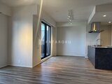 ラペルラ目黒東山2 木目調フローリングが引き立つ開放的なリビングダイニング