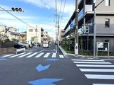スタイリオ池上サウス 交差点から見た建物周辺の街並みと前面道路