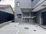 スタイリオ池上サウス モダンなデザインの建物と自転車置き場を備えた駐輪スペース