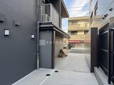スタイリオ池上サウス モダンな外観の建物と玄関周りから奥の庭園を見た様子