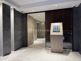 スタイリオ池上サウス モダンな素材使いのエレベーターホール、奥に廊下が広がる