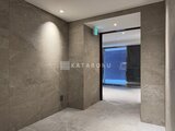 スタイリオ池上サウス グレー調のタイル張りで統一された明るいエントランスホール