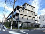 スタイリオ池上サウス 交差点から見たモダンなデザインの建物外観