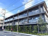 スタイリオ池上サウス 前面道路から見たモダンな外観と緑化された1階エントランス部分
