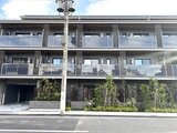 スタイリオ池上サウス 前面道路から見たモダンな外観、1階に緑を配置した建物全景