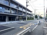 スタイリオ池上サウス 前面道路から見たモダンな外観と1階の店舗空間
