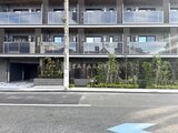 スタイリオ池上サウス 前面道路から見たモダンなファサードと緑化スペースのある建物