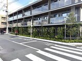 スタイリオ池上サウス 前面道路から見た、緑化された庭園と大きな窓が特徴的な建物外観