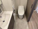 スタイリオ池上サウス 洗面台と最新式トイレが備わったモダンな浴室空間