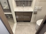 スタイリオ池上サウス 落ち着いた色合いの洗面台と温水洗浄便座が備わったバスルーム